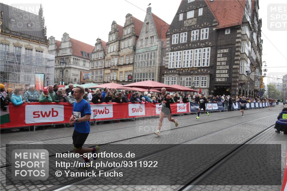05.10.2025 - 20. swb-Marathon Bremen Yannick Fuchs http://msf.ph/oto/9311922 05.10.2025 12:58:53 Ziel 7668, 7764, 8275, 8593 meine-sportfotos.de