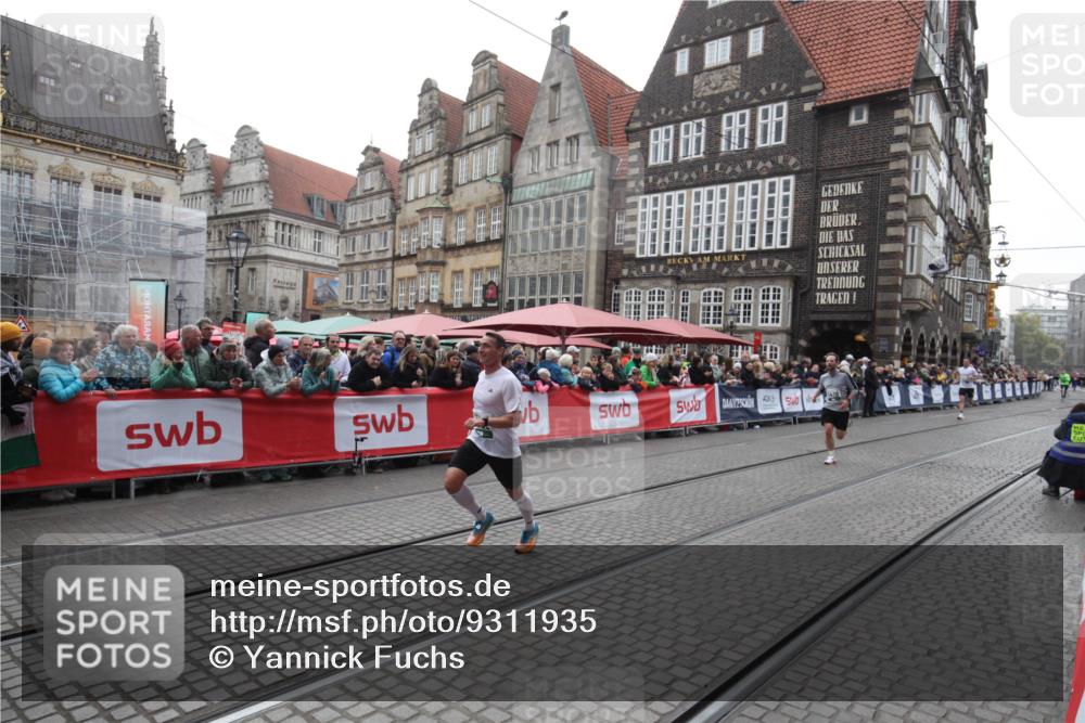 05.10.2025 - 20. swb-Marathon Bremen Yannick Fuchs http://msf.ph/oto/9311935 05.10.2025 12:59:02 Ziel 3435, 5470, 5495 meine-sportfotos.de
