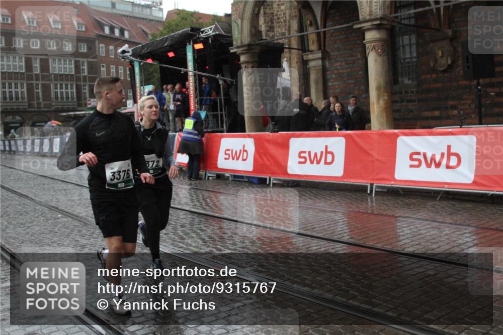 05.10.2025 - 20. swb-Marathon Bremen Yannick Fuchs http://msf.ph/oto/9315767 05.10.2025 14:55:37 Ziel 3372, 3375, 3376, 5589 meine-sportfotos.de