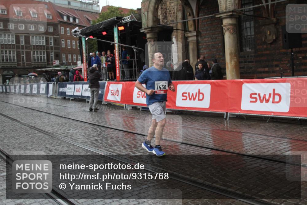 05.10.2025 - 20. swb-Marathon Bremen Yannick Fuchs http://msf.ph/oto/9315768 05.10.2025 14:55:56 Ziel 1430 meine-sportfotos.de