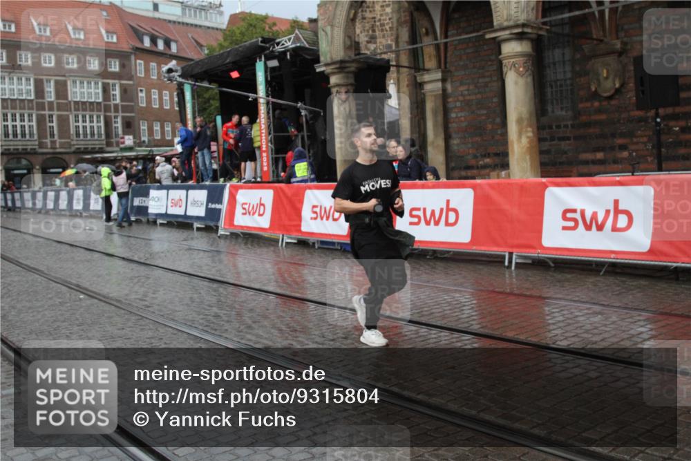 05.10.2025 - 20. swb-Marathon Bremen Yannick Fuchs http://msf.ph/oto/9315804 05.10.2025 15:01:19 Ziel 1835 meine-sportfotos.de