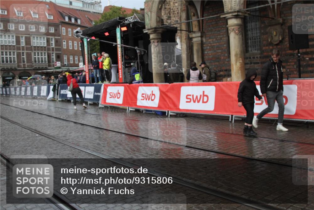 05.10.2025 - 20. swb-Marathon Bremen Yannick Fuchs http://msf.ph/oto/9315806 05.10.2025 15:02:21 Ziel  meine-sportfotos.de