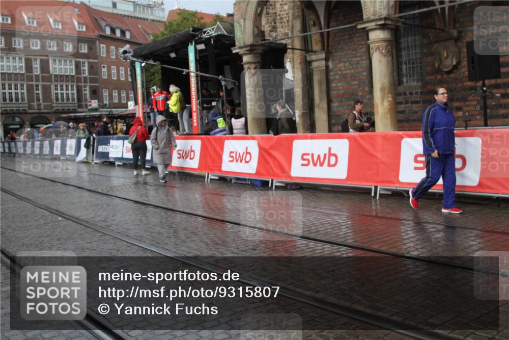 05.10.2025 - 20. swb-Marathon Bremen Yannick Fuchs http://msf.ph/oto/9315807 05.10.2025 15:02:40 Ziel  meine-sportfotos.de