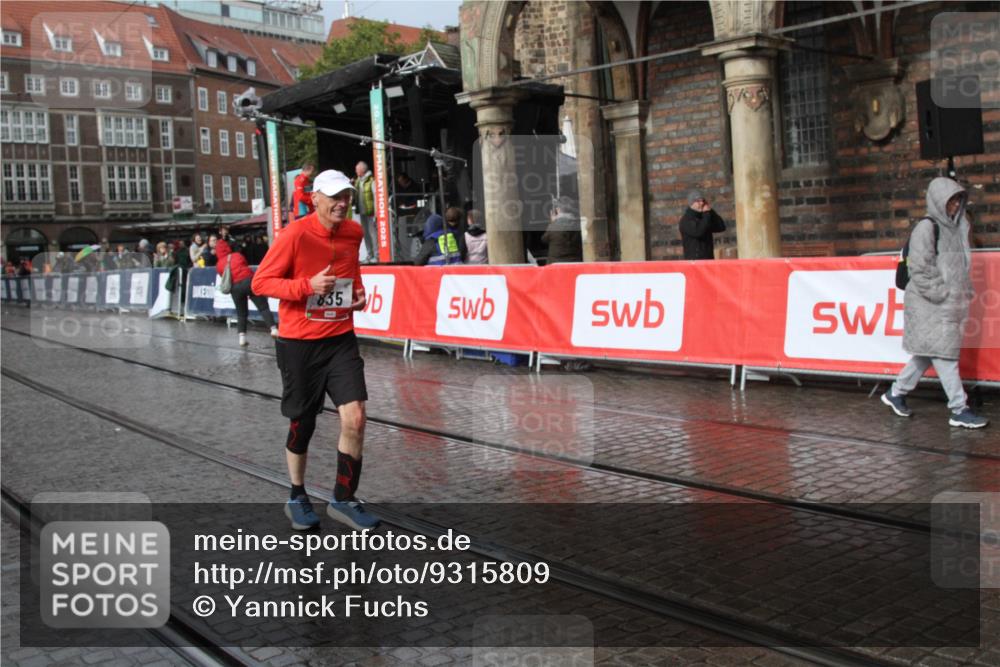 05.10.2025 - 20. swb-Marathon Bremen Yannick Fuchs http://msf.ph/oto/9315809 05.10.2025 15:02:47 Ziel 835 meine-sportfotos.de