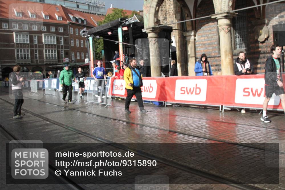 05.10.2025 - 20. swb-Marathon Bremen Yannick Fuchs http://msf.ph/oto/9315890 05.10.2025 15:07:31 Ziel 643 meine-sportfotos.de