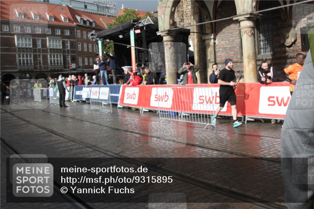 05.10.2025 - 20. swb-Marathon Bremen Yannick Fuchs http://msf.ph/oto/9315895 05.10.2025 15:10:28 Ziel 430, 878 meine-sportfotos.de