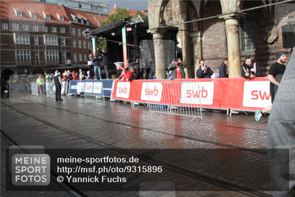 05.10.2025 - 20. swb-Marathon Bremen Yannick Fuchs http://msf.ph/oto/9315896 05.10.2025 15:10:29 Ziel 430, 878 meine-sportfotos.de