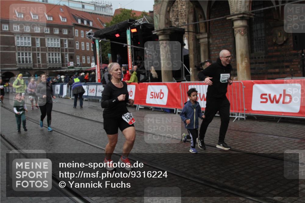 05.10.2025 - 20. swb-Marathon Bremen Yannick Fuchs http://msf.ph/oto/9316224 05.10.2025 15:23:19 Ziel 388, 389, 1464 meine-sportfotos.de