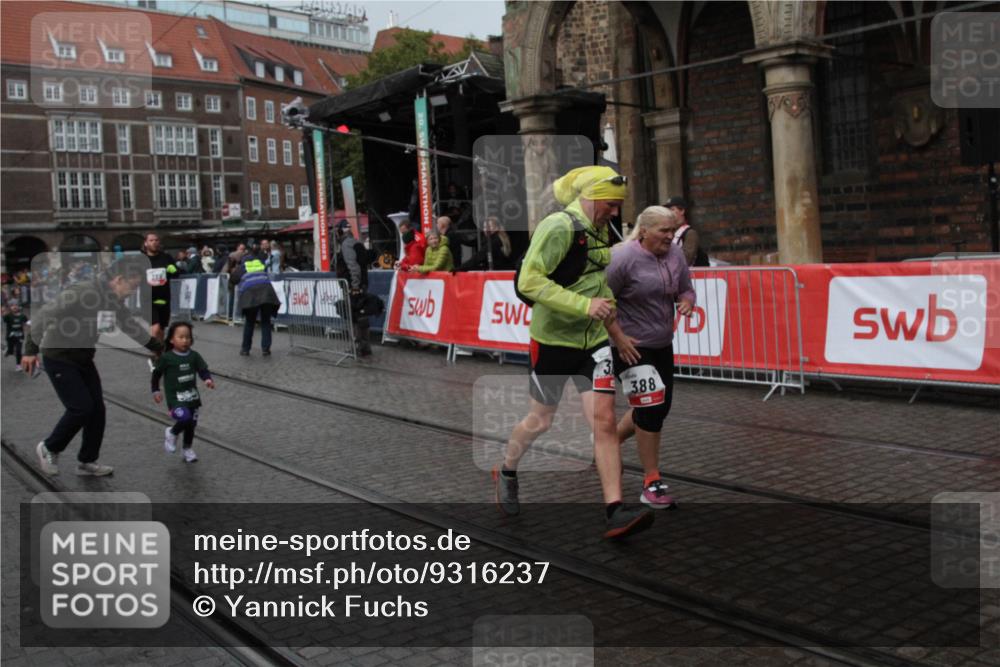 05.10.2025 - 20. swb-Marathon Bremen Yannick Fuchs http://msf.ph/oto/9316237 05.10.2025 15:23:23 Ziel 285, 388, 389 meine-sportfotos.de