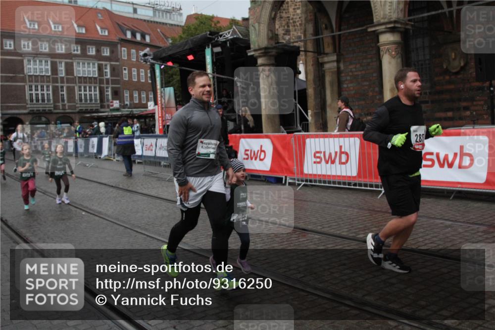 05.10.2025 - 20. swb-Marathon Bremen Yannick Fuchs http://msf.ph/oto/9316250 05.10.2025 15:23:28 Ziel 285, 709 meine-sportfotos.de