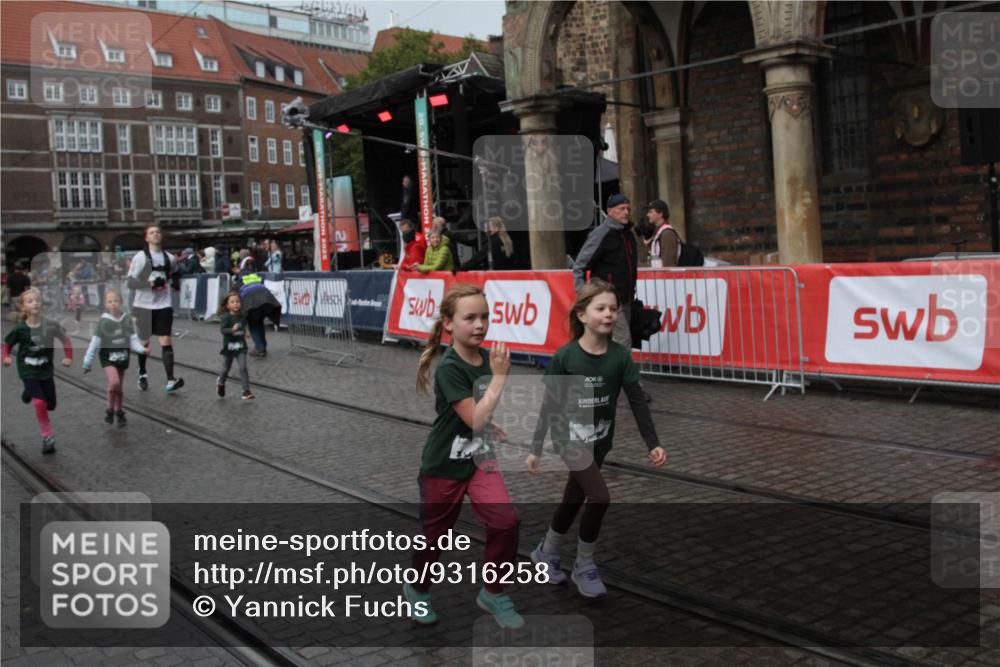 05.10.2025 - 20. swb-Marathon Bremen Yannick Fuchs http://msf.ph/oto/9316258 05.10.2025 15:23:30 Ziel 709 meine-sportfotos.de