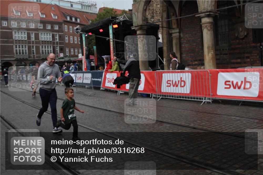 05.10.2025 - 20. swb-Marathon Bremen Yannick Fuchs http://msf.ph/oto/9316268 05.10.2025 15:23:36 Ziel  meine-sportfotos.de