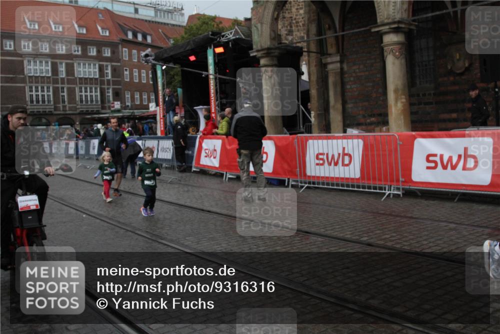 05.10.2025 - 20. swb-Marathon Bremen Yannick Fuchs http://msf.ph/oto/9316316 05.10.2025 15:23:56 Ziel  meine-sportfotos.de