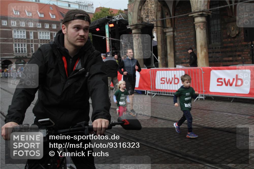 05.10.2025 - 20. swb-Marathon Bremen Yannick Fuchs http://msf.ph/oto/9316323 05.10.2025 15:23:59 Ziel  meine-sportfotos.de