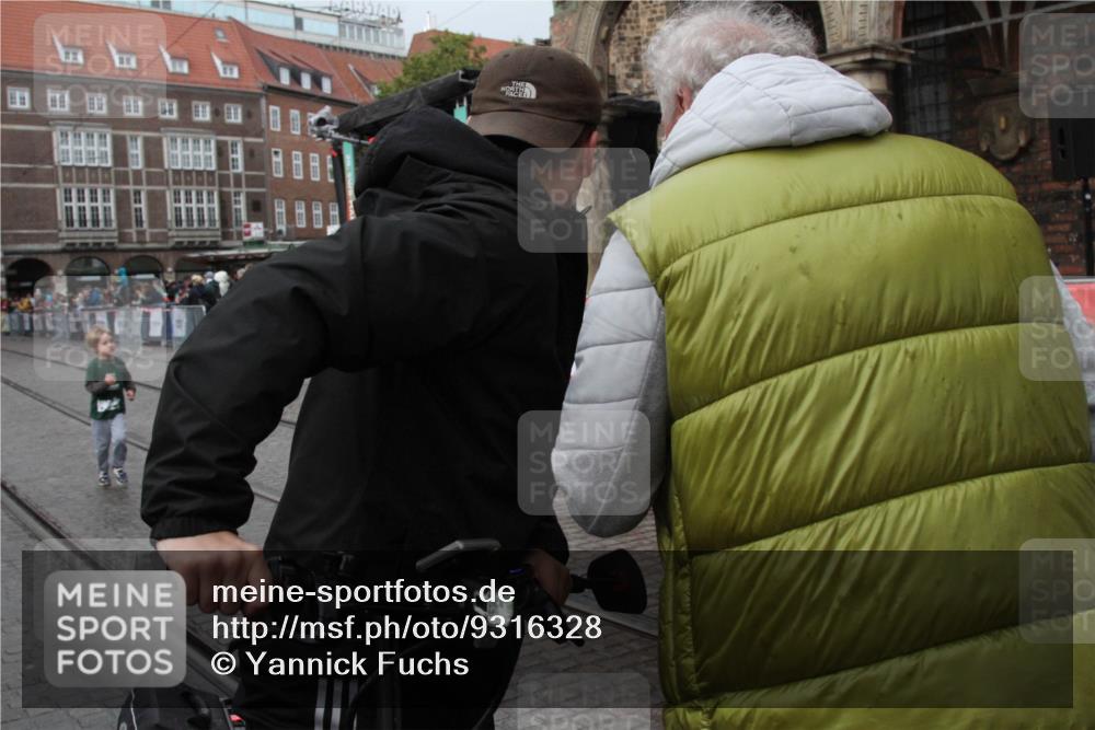 05.10.2025 - 20. swb-Marathon Bremen Yannick Fuchs http://msf.ph/oto/9316328 05.10.2025 15:24:01 Ziel  meine-sportfotos.de