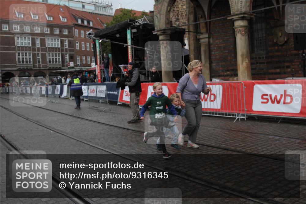 05.10.2025 - 20. swb-Marathon Bremen Yannick Fuchs http://msf.ph/oto/9316345 05.10.2025 15:24:44 Ziel  meine-sportfotos.de