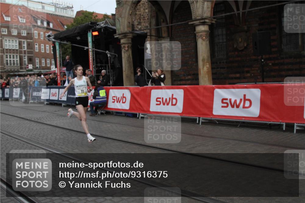 05.10.2025 - 20. swb-Marathon Bremen Yannick Fuchs http://msf.ph/oto/9316375 05.10.2025 10:30:18 Ziel 11 meine-sportfotos.de