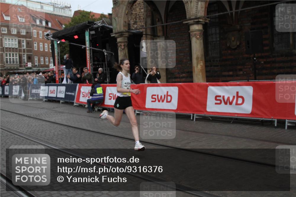 05.10.2025 - 20. swb-Marathon Bremen Yannick Fuchs http://msf.ph/oto/9316376 05.10.2025 10:30:19 Ziel 11 meine-sportfotos.de