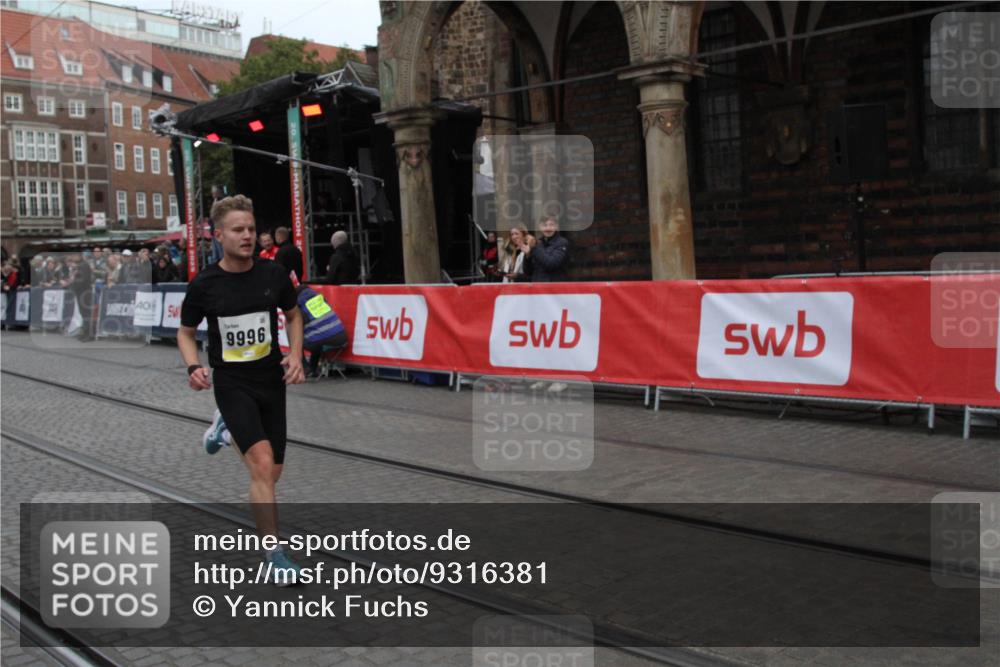 05.10.2025 - 20. swb-Marathon Bremen Yannick Fuchs http://msf.ph/oto/9316381 05.10.2025 10:32:54 Ziel 9996 meine-sportfotos.de