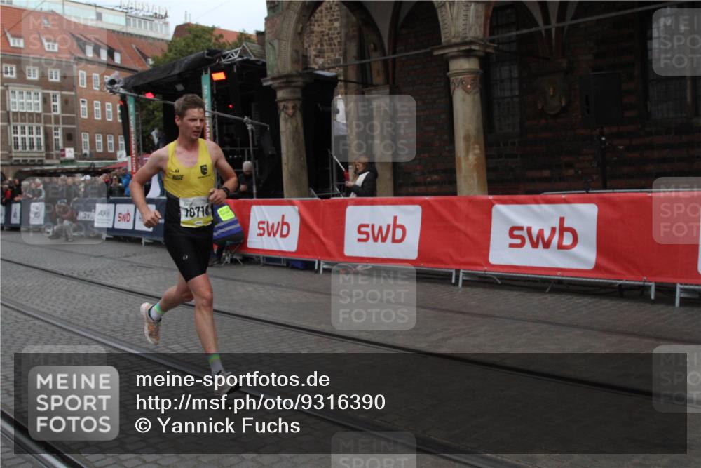 05.10.2025 - 20. swb-Marathon Bremen Yannick Fuchs http://msf.ph/oto/9316390 05.10.2025 10:34:39 Ziel 9319, 10718 meine-sportfotos.de