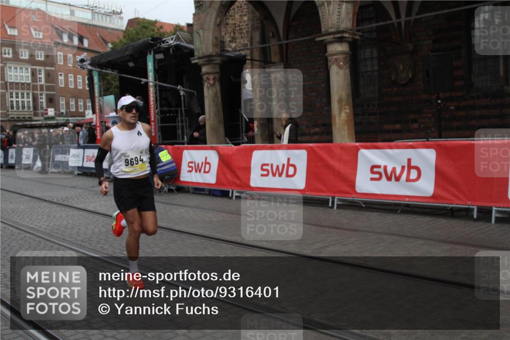 05.10.2025 - 20. swb-Marathon Bremen Yannick Fuchs http://msf.ph/oto/9316401 05.10.2025 10:35:46 Ziel 9596 meine-sportfotos.de