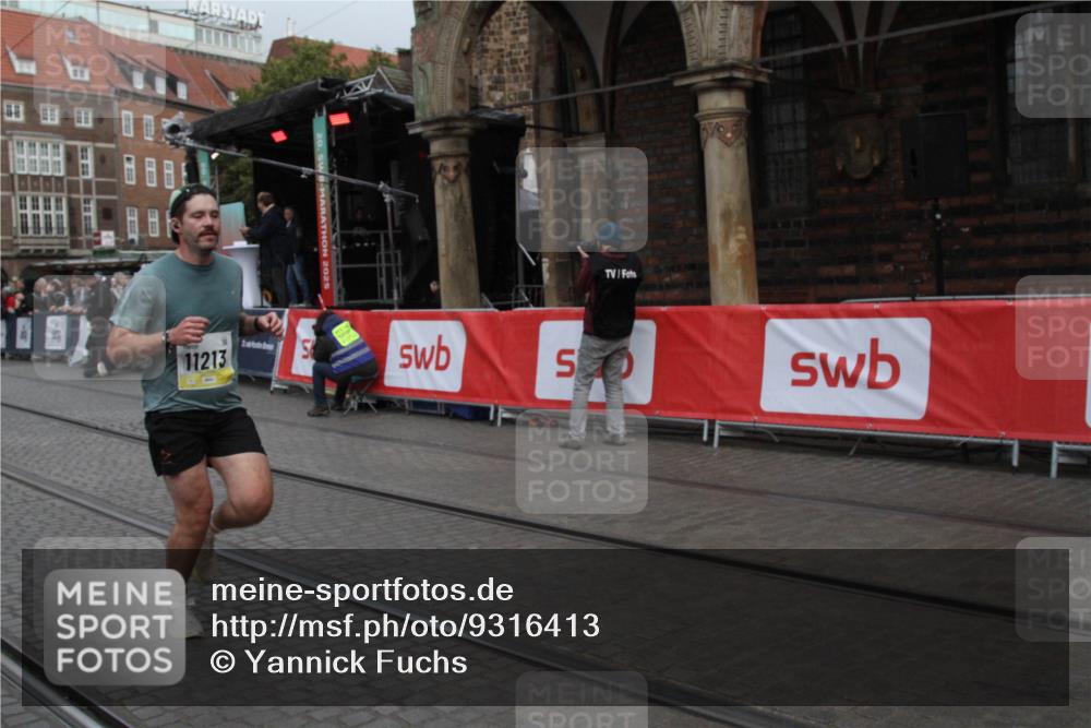 05.10.2025 - 20. swb-Marathon Bremen Yannick Fuchs http://msf.ph/oto/9316413 05.10.2025 10:37:21 Ziel 9565, 10704, 11213 meine-sportfotos.de