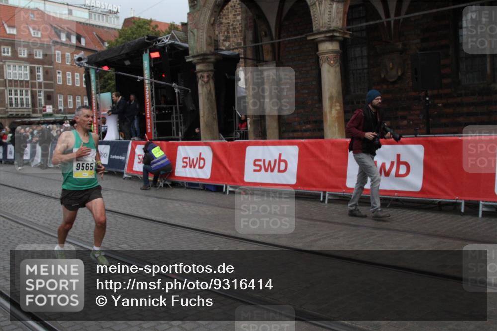 05.10.2025 - 20. swb-Marathon Bremen Yannick Fuchs http://msf.ph/oto/9316414 05.10.2025 10:37:24 Ziel 9565, 10704 meine-sportfotos.de