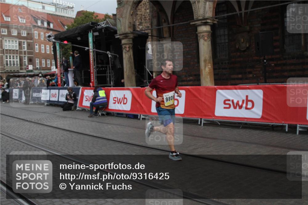 05.10.2025 - 20. swb-Marathon Bremen Yannick Fuchs http://msf.ph/oto/9316425 05.10.2025 10:38:26 Ziel 9809, 11430 meine-sportfotos.de