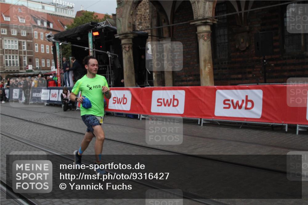 05.10.2025 - 20. swb-Marathon Bremen Yannick Fuchs http://msf.ph/oto/9316427 05.10.2025 10:38:49 Ziel 9341, 10352, 10409, 10517, 10862, 11132 meine-sportfotos.de