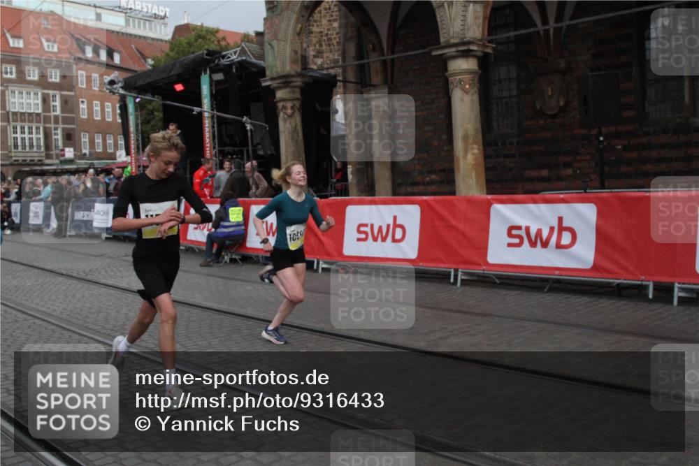 05.10.2025 - 20. swb-Marathon Bremen Yannick Fuchs http://msf.ph/oto/9316433 05.10.2025 10:39:11 Ziel 9403, 10847, 11594 meine-sportfotos.de