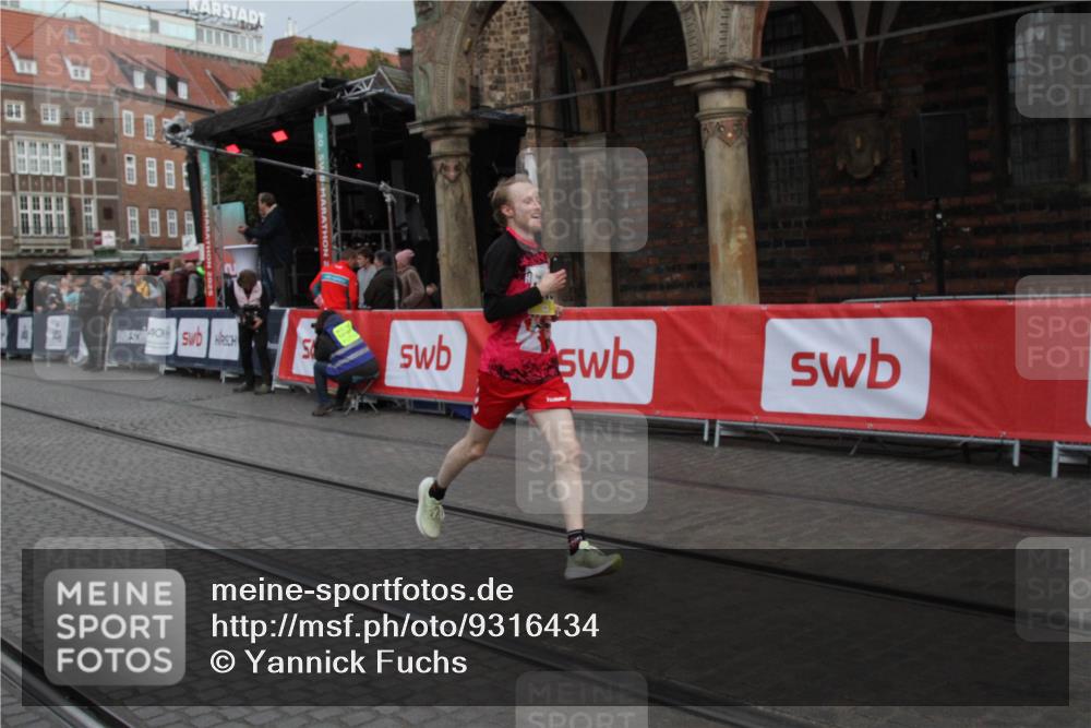 05.10.2025 - 20. swb-Marathon Bremen Yannick Fuchs http://msf.ph/oto/9316434 05.10.2025 10:39:24 Ziel 7111, 9239, 9863, 10908, 11067, 11343 meine-sportfotos.de