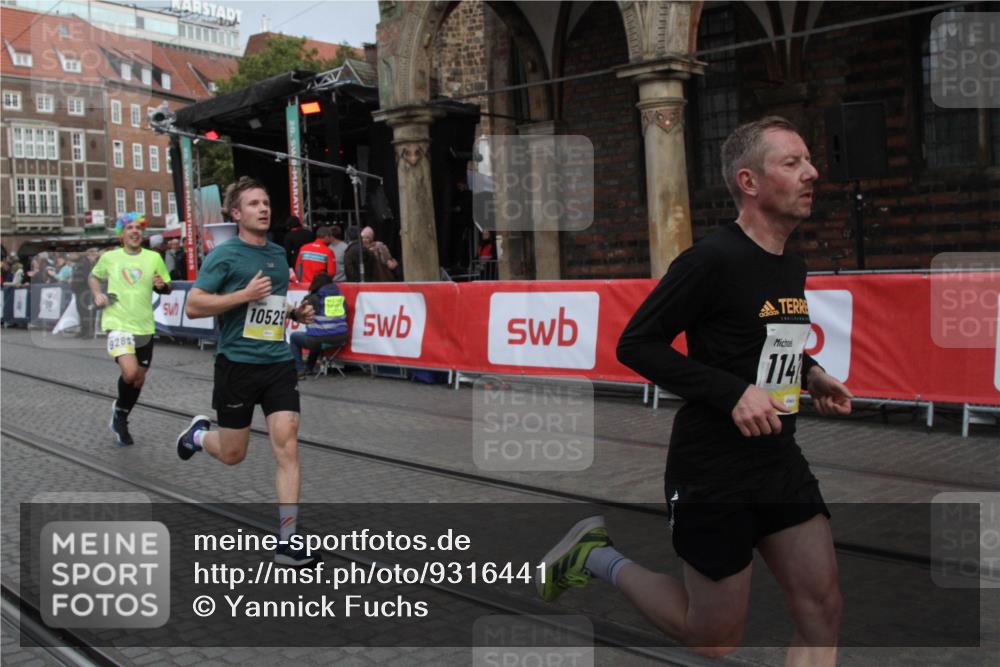 05.10.2025 - 20. swb-Marathon Bremen Yannick Fuchs http://msf.ph/oto/9316441 05.10.2025 10:39:41 Ziel 9289, 9671, 10525, 11418, 11474 meine-sportfotos.de