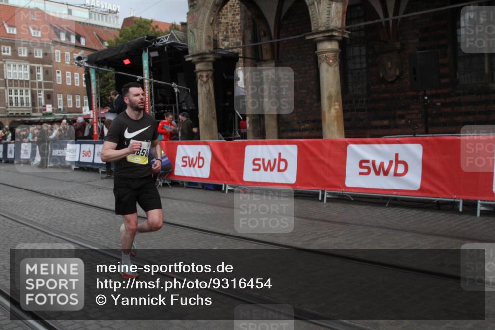 05.10.2025 - 20. swb-Marathon Bremen Yannick Fuchs http://msf.ph/oto/9316454 05.10.2025 10:40:27 Ziel 10070, 10565, 10658 meine-sportfotos.de