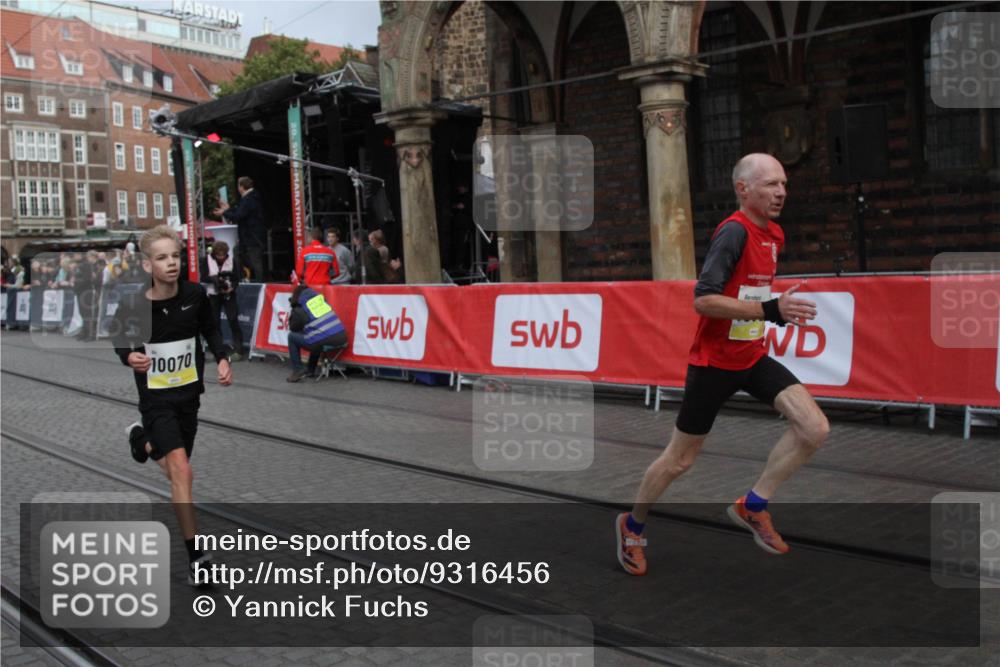 05.10.2025 - 20. swb-Marathon Bremen Yannick Fuchs http://msf.ph/oto/9316456 05.10.2025 10:40:31 Ziel 10070, 10565, 10686 meine-sportfotos.de