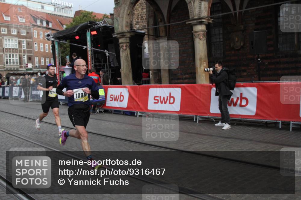 05.10.2025 - 20. swb-Marathon Bremen Yannick Fuchs http://msf.ph/oto/9316467 05.10.2025 10:41:33 Ziel 10744, 10910 meine-sportfotos.de