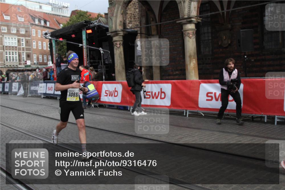 05.10.2025 - 20. swb-Marathon Bremen Yannick Fuchs http://msf.ph/oto/9316476 05.10.2025 10:42:03 Ziel 10104, 10155, 10691 meine-sportfotos.de