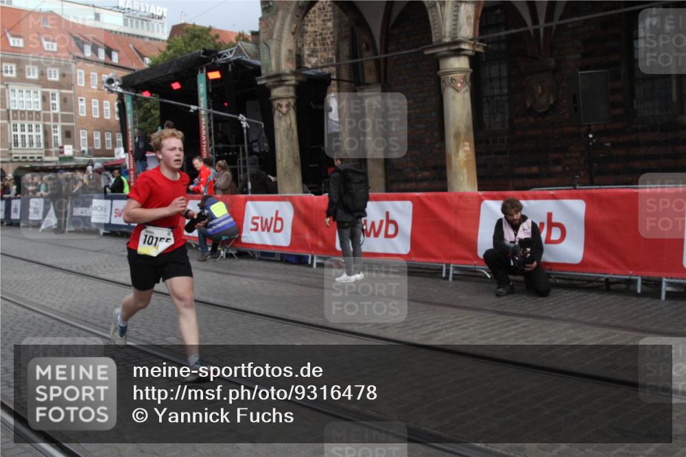 05.10.2025 - 20. swb-Marathon Bremen Yannick Fuchs http://msf.ph/oto/9316478 05.10.2025 10:42:05 Ziel 9849, 10155 meine-sportfotos.de