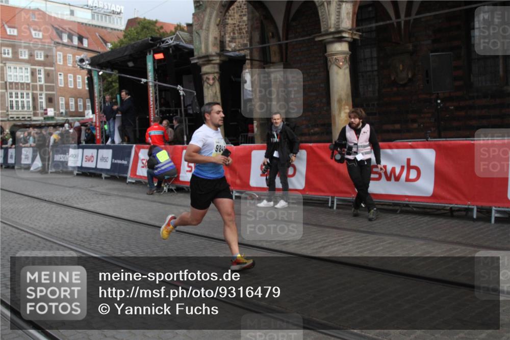 05.10.2025 - 20. swb-Marathon Bremen Yannick Fuchs http://msf.ph/oto/9316479 05.10.2025 10:42:09 Ziel 9504, 9849 meine-sportfotos.de