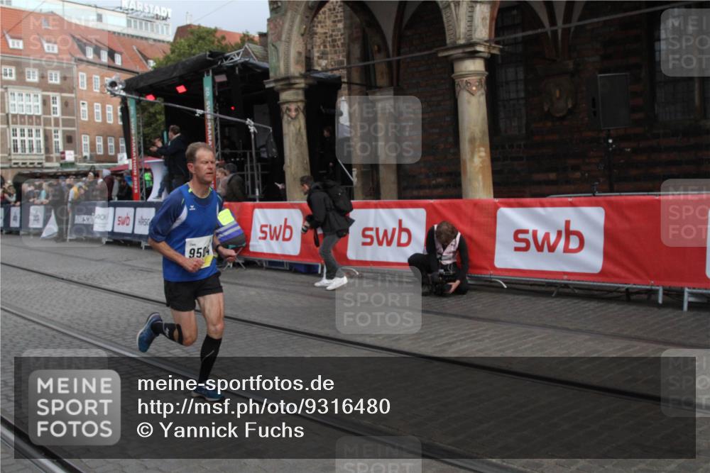 05.10.2025 - 20. swb-Marathon Bremen Yannick Fuchs http://msf.ph/oto/9316480 05.10.2025 10:42:14 Ziel 8187, 9364, 9504, 10838 meine-sportfotos.de