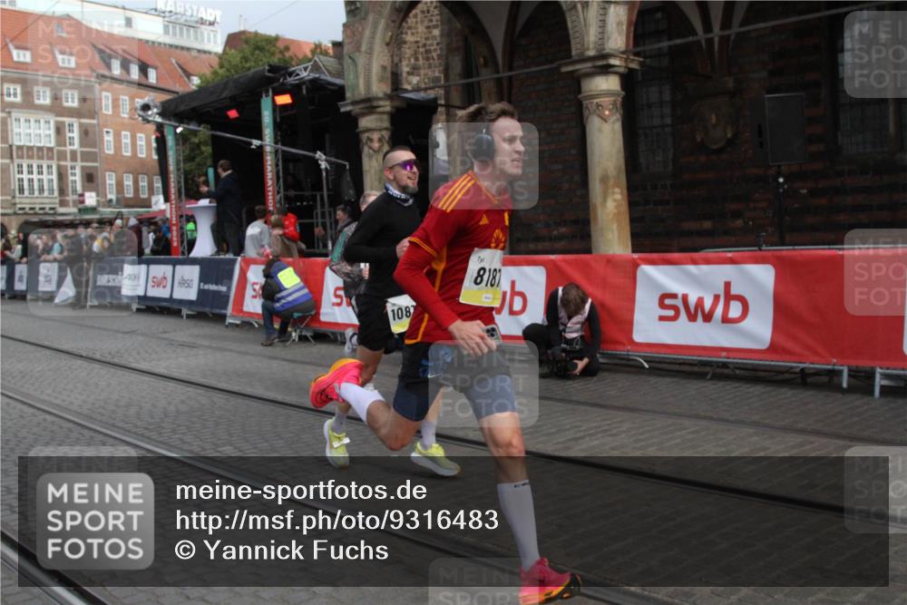 05.10.2025 - 20. swb-Marathon Bremen Yannick Fuchs http://msf.ph/oto/9316483 05.10.2025 10:42:19 Ziel 8187, 10838, 11217, 11422 meine-sportfotos.de