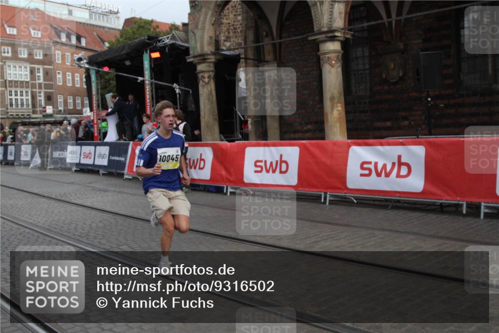 05.10.2025 - 20. swb-Marathon Bremen Yannick Fuchs http://msf.ph/oto/9316502 05.10.2025 10:43:05 Ziel 9302, 9558, 10045 meine-sportfotos.de