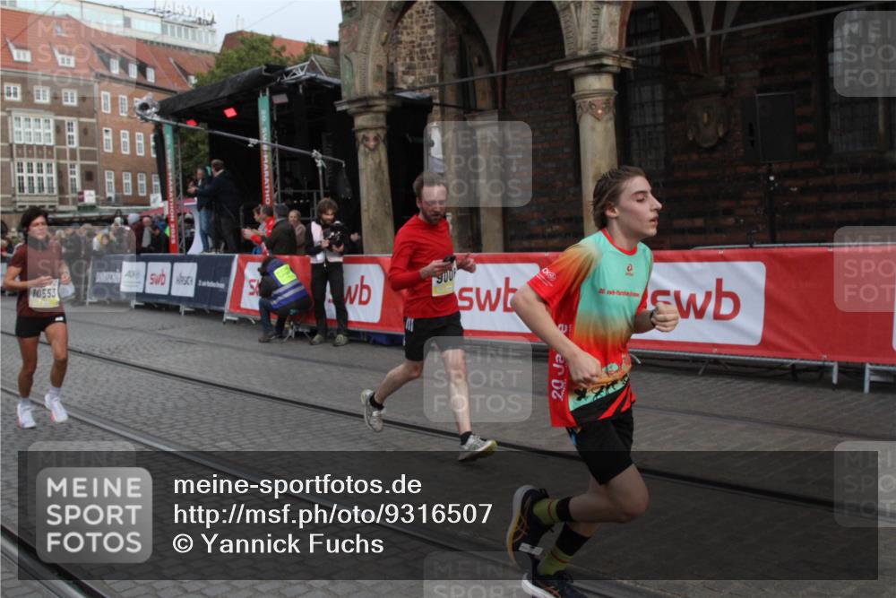 05.10.2025 - 20. swb-Marathon Bremen Yannick Fuchs http://msf.ph/oto/9316507 05.10.2025 10:43:13 Ziel 9006, 10474, 10553, 10979, 11476 meine-sportfotos.de