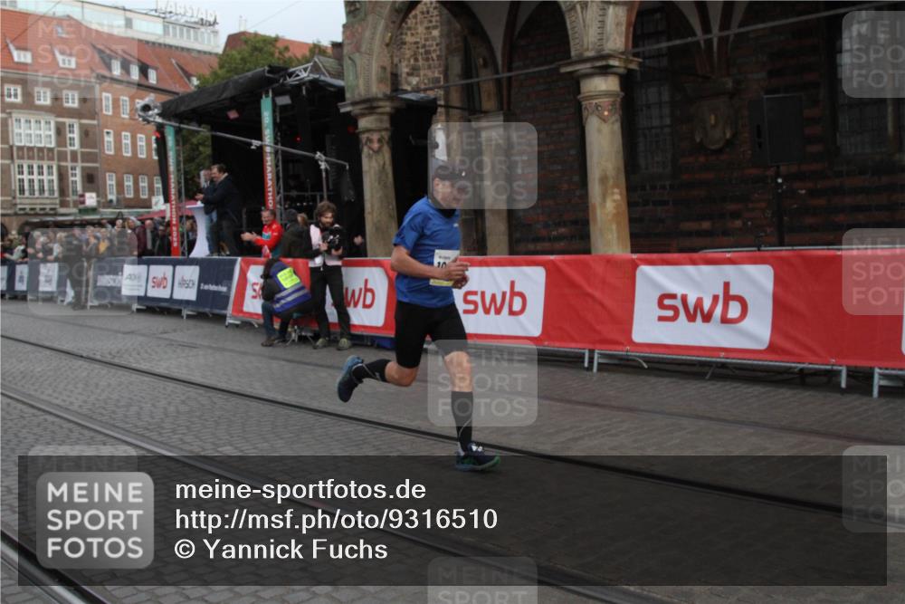05.10.2025 - 20. swb-Marathon Bremen Yannick Fuchs http://msf.ph/oto/9316510 05.10.2025 10:43:19 Ziel 10541, 10979, 11304 meine-sportfotos.de