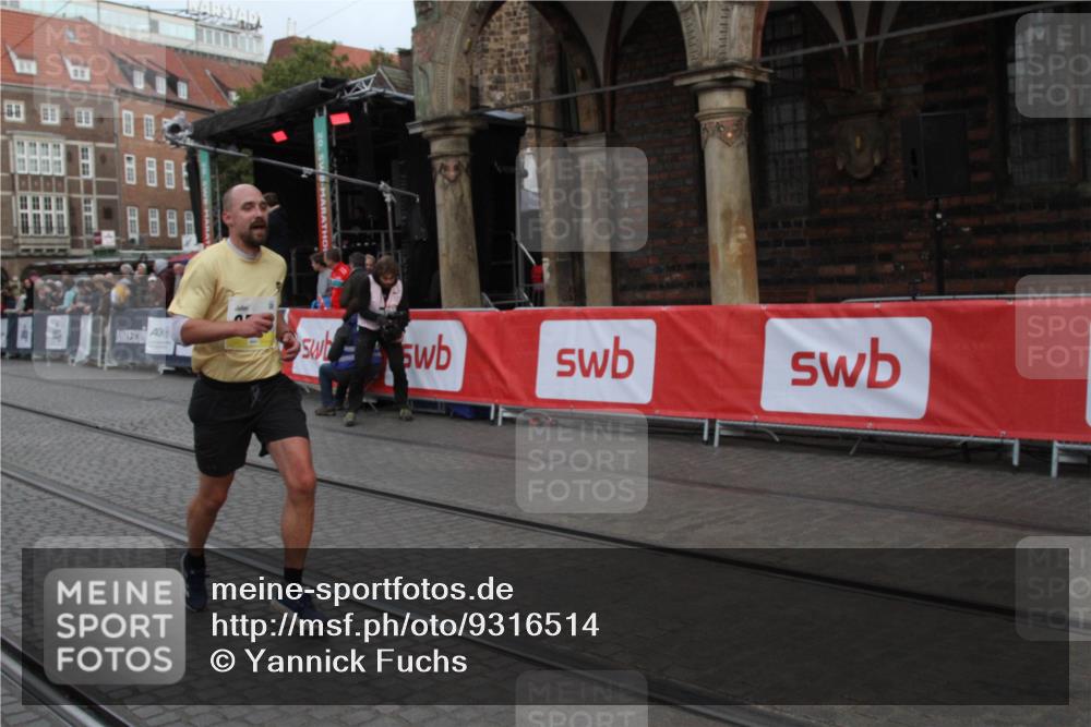 05.10.2025 - 20. swb-Marathon Bremen Yannick Fuchs http://msf.ph/oto/9316514 05.10.2025 10:43:40 Ziel 9545, 10304 meine-sportfotos.de