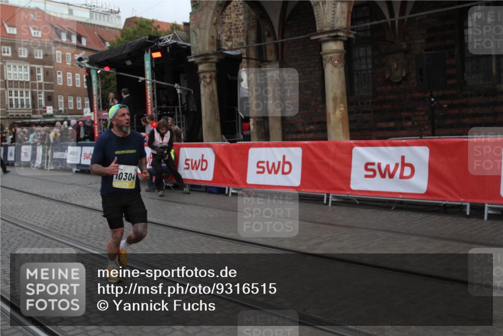 05.10.2025 - 20. swb-Marathon Bremen Yannick Fuchs http://msf.ph/oto/9316515 05.10.2025 10:43:41 Ziel 10304 meine-sportfotos.de