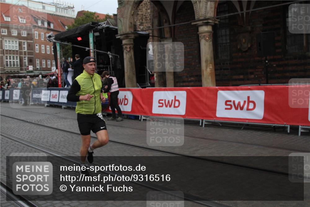 05.10.2025 - 20. swb-Marathon Bremen Yannick Fuchs http://msf.ph/oto/9316516 05.10.2025 10:43:51 Ziel 9270, 10559 meine-sportfotos.de