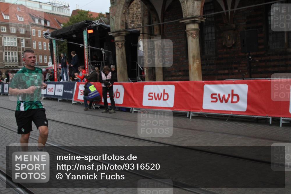 05.10.2025 - 20. swb-Marathon Bremen Yannick Fuchs http://msf.ph/oto/9316520 05.10.2025 10:44:03 Ziel 9865, 11256 meine-sportfotos.de