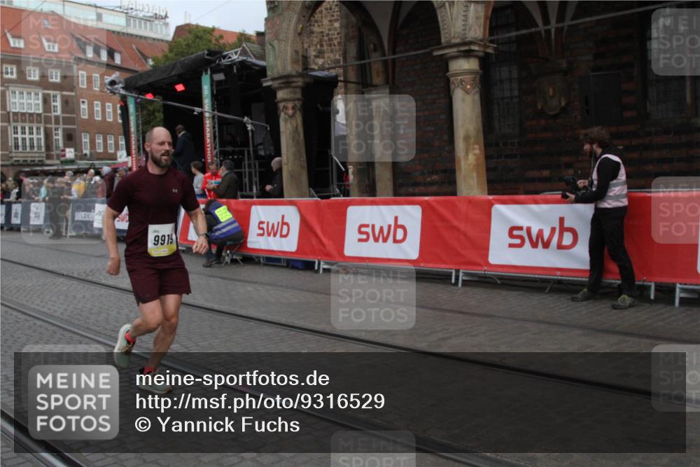 05.10.2025 - 20. swb-Marathon Bremen Yannick Fuchs http://msf.ph/oto/9316529 05.10.2025 10:44:13 Ziel 9919, 10348, 10649, 11645, 11648 meine-sportfotos.de