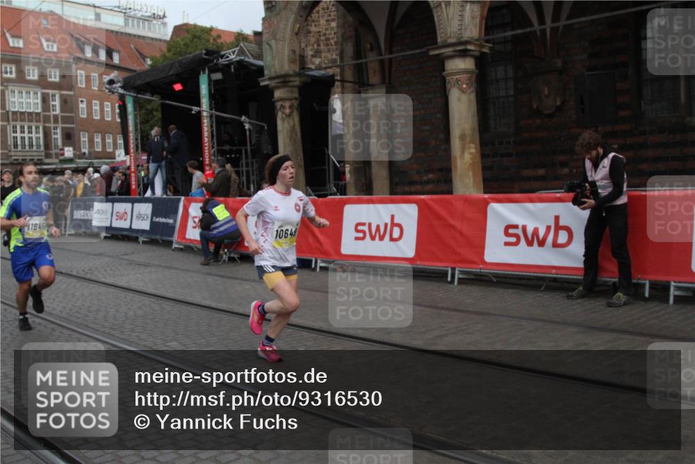 05.10.2025 - 20. swb-Marathon Bremen Yannick Fuchs http://msf.ph/oto/9316530 05.10.2025 10:44:16 Ziel 10044, 10348, 10649, 11645, 11648 meine-sportfotos.de