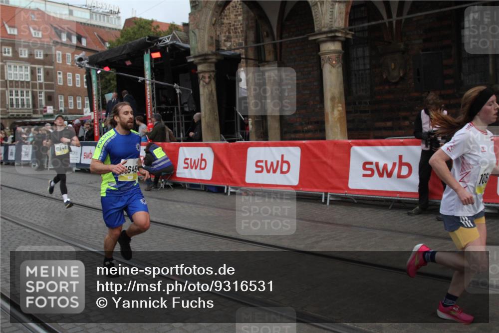 05.10.2025 - 20. swb-Marathon Bremen Yannick Fuchs http://msf.ph/oto/9316531 05.10.2025 10:44:16 Ziel 10044, 10348, 10649, 11645, 11648 meine-sportfotos.de